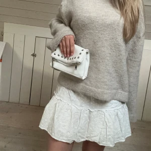Vit kjol - Fin vit kjol. Köpt för längesen kommer aldrig till användning längre!
