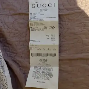 Helt ny aldrig använd och äkta Gucci keps  jag köpte den för 3250kr men säljer den för 3000kr priset kan diskuteras 