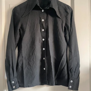 tunn svart skjorta  - tunn svart luftig skjorta som är rätt genomskinlig. oklart vart den är ifrån men har för mig det är h&m. passar xs/s väldigt bra skick. 