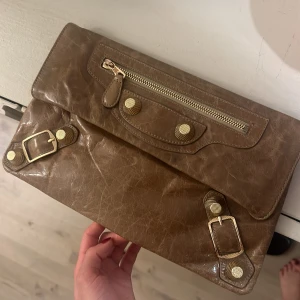 Balenciaga clutch  - Balenciaga clutch vintage som ja köpt second hand så har inget äkthetsbevis.