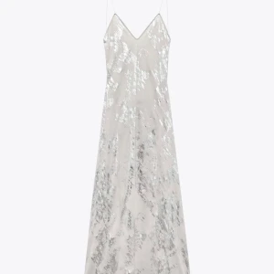 Balklänning - Säljer min balklänning då jag bara har använt den på min bal för ett år sen! Annars helt oanvänd och lite smutsig längst ner på släpet som inte syns! Jätte fin och luftig klänning samt öppen in ryggen! Jag är 167 och har klackar på bilderna!