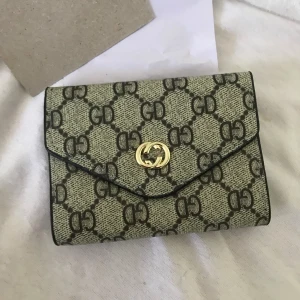 Dam Plånbok  - Mått 12.00*9.00*2.00 cm 6 kortfickor, en ID / Körkortfack , en sedelfack  Helt ny  99kr/st 