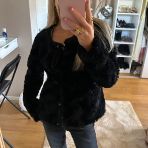 Svart päls jacka  - Super söt jacka/overshirt 