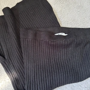 Midkjol - Aldrig använd midikjol storlek S från NAKD med slits på sidorna.