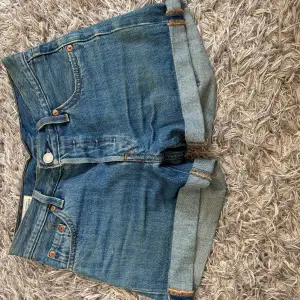 Säljer mina jättefina Levis jeansshorts då de är för små för mig. Jättefint skick med inga defekter 💗 Midjemått rakt över: 34 cm