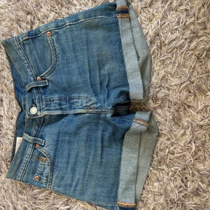 Levis jeansshorts - Säljer mina jättefina Levis jeansshorts då de är för små för mig. Jättefint skick med inga defekter 💗 Midjemått rakt över: 34 cm