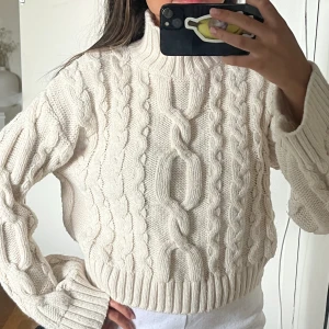 Stickad tröja - En jätte fin flätad tröja