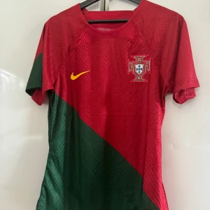 Portugal landslags t-shirt - Hej säljer min Portugal t-shirt bra stick passar med allt speciellt jeans