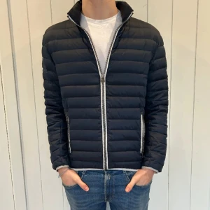 Colmar jacka  - Tjena! Säljer nu min snygga och trendiga jacka ifrån Colmar. Skicket på jackan är 10/10 som ny! Jackan är i storlek M och passar även dig som bär storlek S. Endast jackan medföljer. Vid fler frågor/bilder är det bara och höra av sig! 