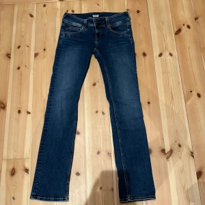PEPE Jeans - Säljer dessa ursnygga pepe jeans i nyskick!💕Cirka 84cm i midjemått och cirka 87 i innerbenslängd💕Skriv gärna för frågor💕