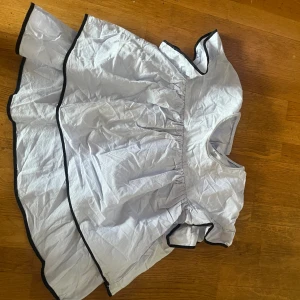 Jätte gullig volang blus💞 - Ljus ljus blå med svarta detaljer💞 jätte fint skick!