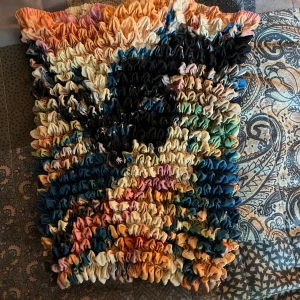 Tube top från HM - Såå cool tröja från HM! den är aldrig använd💛❤️💖💚💙!!! Storlek XS men skulle säga att den passar allt från XS-L eftersom den är så stretchig.