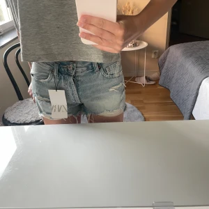 Jeans shorts - Säljer dessa blåa jeansshorts ifrån zara helt oanvända med lappen kvar. Finns inte längre kvar på hemsidan. 💕