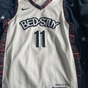 Kyrie Bed-Stuy uniform  - Oanvänd, Riktigt , snygg, skönt att ha på sig och ganska ny