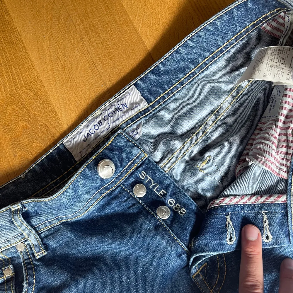 Jacob Cohen jeans size 35 modell 688, mycket bra skick, blå tvätt. Jeans & Byxor.