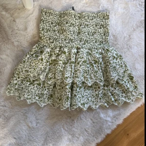 Volangkjol Zara - Supersöt volangkjol från Zara. Endast provad en kortare stund hemma. Rökfritt hem 🩷