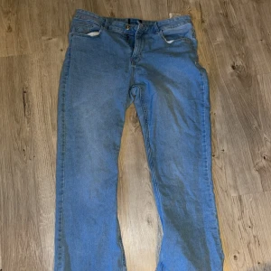 Ljusblåa bootcut jeans - Ljusblåa bootcut jeans i storlek XL. Knappt använda så i bra skick! 