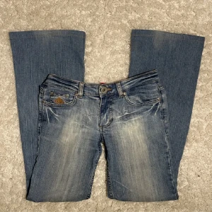 Jeans - Säljer dessa väldigt snygga lowwaist bootcut jeansen då de ej kommer till användning längre❣️inte mina bilder, skriv för egna då de är väldigt slitna nu❤️de har dock gått hål i dom där bak❣️jag e 158 