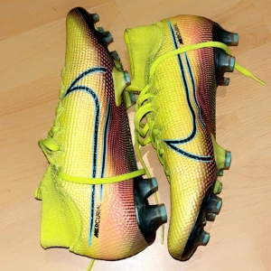 Fotbollsskor Nike  - CR7 fotbollsskor använda max 10 gånger 