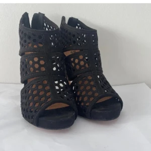 Stilettklackar i honeycomb mönster - Fake suede klackar i honeycomb mönster  Aldrig använda