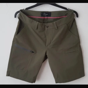 Peak performance shorts  - Peak performance shorts i storlek S.