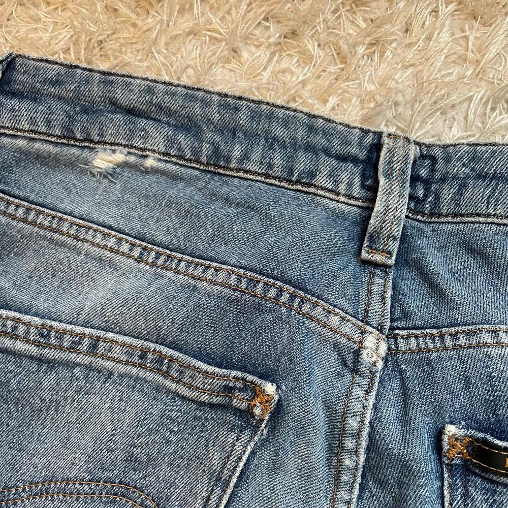 Blåa jeans i storlek waist 26 och längd 31. Finns en mindre skavank på byxornas baksida (se bild 3), annars är de i fint skick. De är ganska tajta i passformen och lite pösigare längst ner. Skriv för fler bilder eller funderingar🌸 100kr + frakt. Jeans & Byxor.