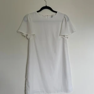 Vit klänning  - Vit A linje formad klänning i storlek 34 i fint skick. 