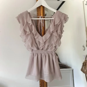 Volang topp - Super fin volang topp som är vintage ifrån sorbet. Säljer den då den inte kommer till användning❤️🙏