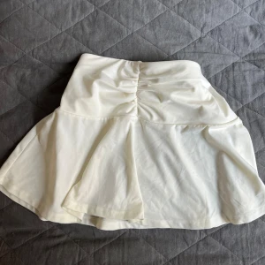 Minikjol - Vit snygg minikjol! Så söt och den är väldigt ”flowig”.  Skriv frågor :) 