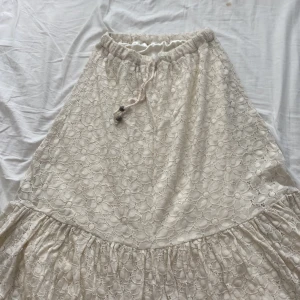 Beige blommig kjol - Hej på dig❤️ säljer denn kjol då den inte kommer till användning❤️ hoppas du hittar intresse i denna❤️(tryck ej köp nu)