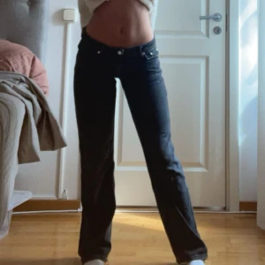 Lågmidjade jeans  - Skit snygga lågmidajde jeans används inte längre tyvärr vid snabb affär sänker jag priset. Innerbenslängd är 81cm och längden är 32