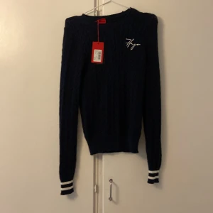 Hugo boss tröja  - En väldigt fin Hugo boss tröja med prislappen kvar! Originalpris 1826kr (159EUR) 