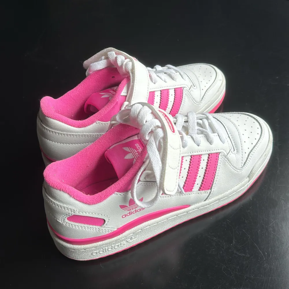 Fina adidas skor i storlek 38 2/3, andväna ett fåtal gånger därför fint skick. Säljer pågrund av att dem är för stora🤗🌸. Skor.