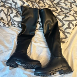Höga boots - Overknee  Äkta läder aldrig använda