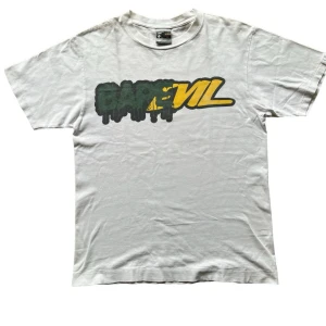 Bape T-shirt  - Bape T-shirt   Väldigt sällsynt från tidigt 2000tal  Bra skick inga fel  Storlek M  Skriv gärna vid frågor:)