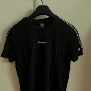 Champion t-shirt - Riktigt clean Champion t-shirt i storlek S, använd men i riktigt bra skick 