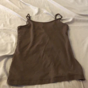 Brunt kinne - Brunt linne ifrån lager 157. Lappen ör tyvärr borta så kan ej se vilken strl. Men det är 150 skulle jag gissa på. Använd 1 gång och gillade inte det. Jätte fint skick. Kontakta mig om du vill ha mer info / bilder.