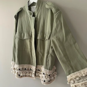 ZARA jacka - (Lånade bilder) säljer min fina jacka från zara storlek S, i väldigt fint skick!