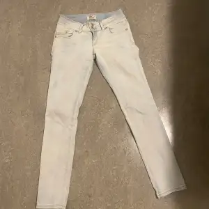 Storlek 36 Sitter jätte fint. Det är jätte svårt att få tag på dessa jeans. 