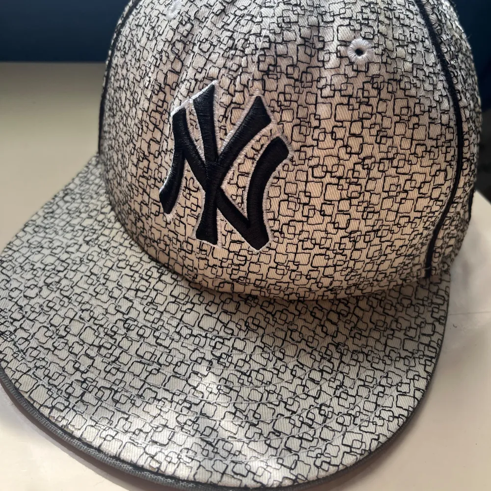 New York Yankees - New Era unik keps.  Finns väldigt få exemplar av dessa på marknaden. Först till kvarn! ✨✨. Accessoarer.