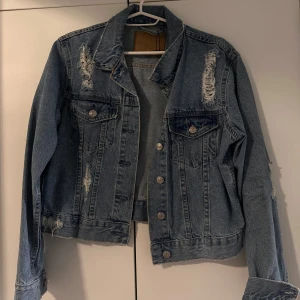 Denimjacka - Blå denim jacka från lager 157 i storlek s. Pris kan diskuteras. Kontakta mig gärna vid frågor eller om du vill ha fler bilder :)