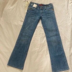 lågmidjade bootcut jeans - lågmidjade bootcut jeans av märket RB Styles💗 midjemått ~ 76 cm  innerbenslängd ~ 82 cm