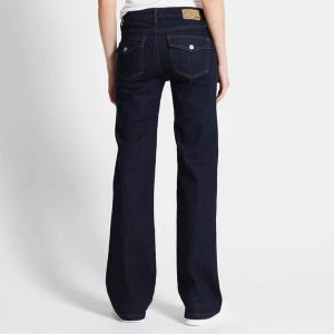 Bootcut jeans - Mörkblå bootcut jeans från lager 157, i modellen ”90’s boot”⭐️ Säljer för att de var på gränsen till förstora för mig. Använda några gånger men är i fint skick, lite slitna längst ner för att de var för långa. Köpte för 400kr, säljer för 175kr+ frakt 