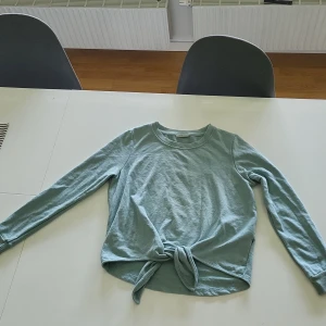 Tröja med knyte - En jättefin turkos tröja med en knut från Noisy may. Säljer då jag inte använder den längre. Mycket bra skick!  (Priset går att diskutera)