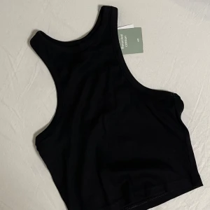 Svart linne  - Oanvänd svart linne med prislapp 