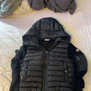 Jacka  - Hej hjälper min kusin att sälja sin moncler cardigan st XS men sitter mer som S, riktigt skön till hösten och pris är 1250 hör av er om frågor eller funderingar