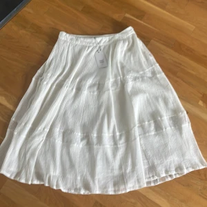 NOA NOA kjol - Supersnygg midkjol från NOA NOA !! Den är i superbra skick då den aldrig blivit använd tyvärr !! Pris lapp finns kvar 💖 köpt för 949kr. INGA DEFEKTER 