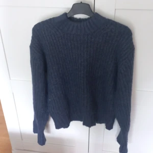 Mörkblå stickad tröja - Säljer en mörkblå stickad tröja från Lager 157 i storlek 150 cl. Använd 2-3 gånger.