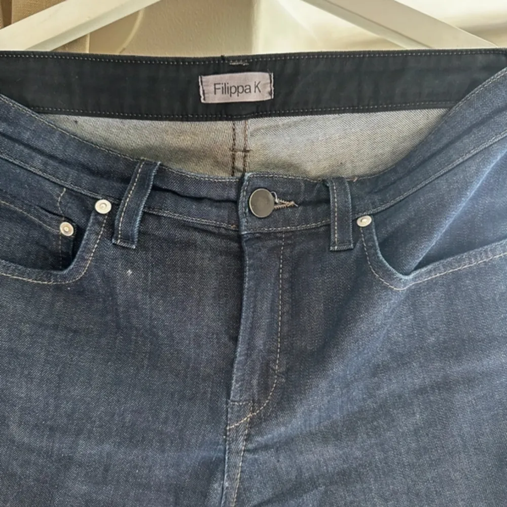 Jeans från Filippa k. Lågmidjade och sitter väldigt skönt och snyggt på kroppen.   Skriv om ni önskar bild på hur de sitter på :). Jeans & Byxor.