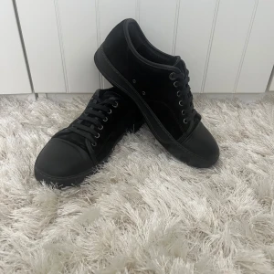 Lanvin uk 6 - Tjena säljer dessa lanvins i uk 6 (40-41 passar större) Skicket är 7/10, några skador men syns inte så mycket vid användning. Fräscha inuti och har mycket kvar att ge. Kontakta dig om du är intresserad, kan gå ner i pris vid snabb affär. 